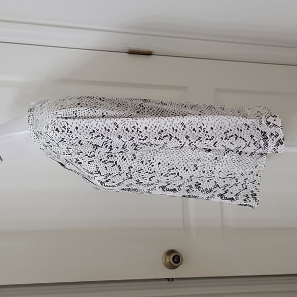 J Crew, Size XS Black, Gray, White Snake Print Button Down Blouse, NEW - Picture 4 of 15